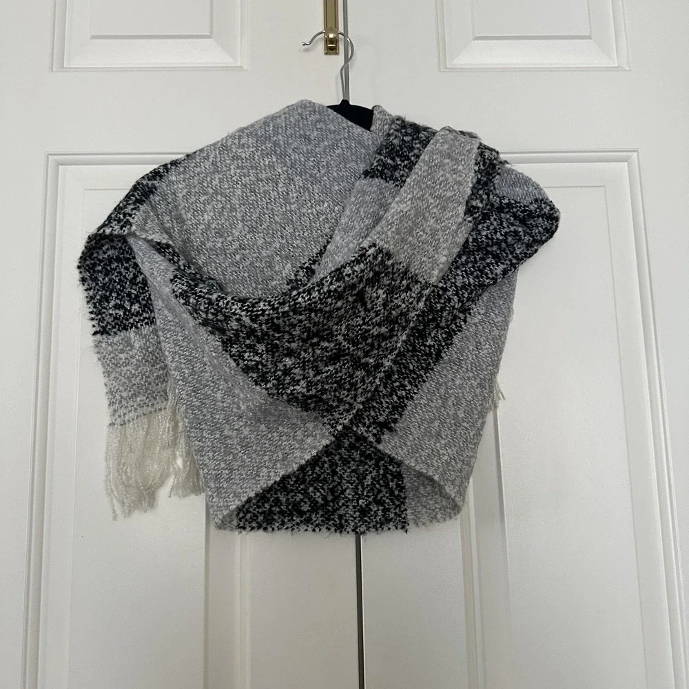 BCBGeneration Y2K Scarf Womens One Size Gray Black Stripe Knit Fringe Wrap Shawl